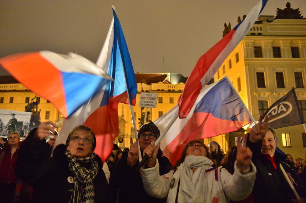Protivládní protest na Hradčanském náměstí (23. 11. 2018)