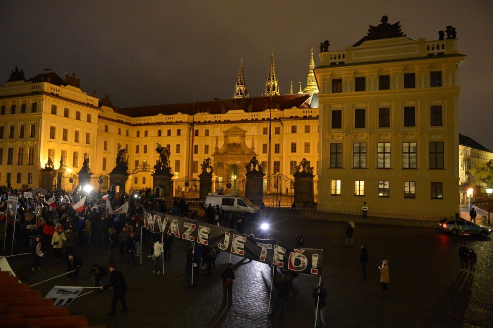 Protivládní protest na Hradčanském náměstí (23. 11. 2018)