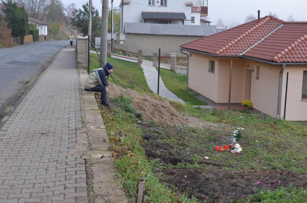 Otec Vládi se na místě tragédie, kam lidé nanosili květiny, svíčky a plyšáky, rozplakal.