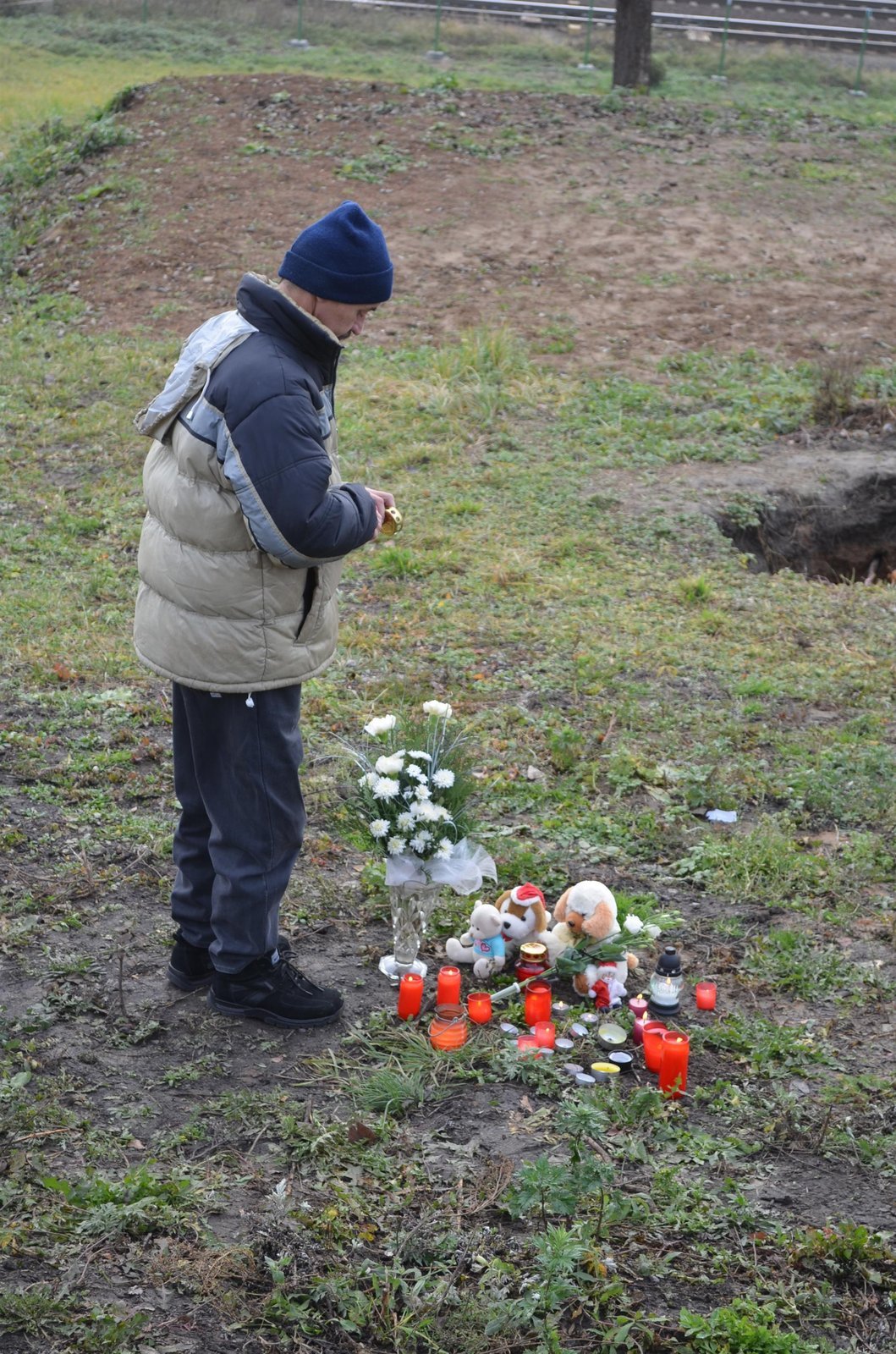 Otec Vládi se na místě tragédie, kam lidé nanosili květiny, svíčky a plyšáky, rozplakal.