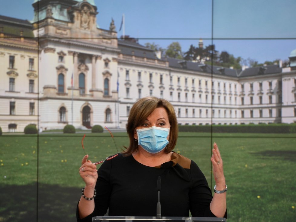 Ministryně financí Alena Schillerová (za ANO) na tiskové konferenci po jednání vlády (20.4.2020)