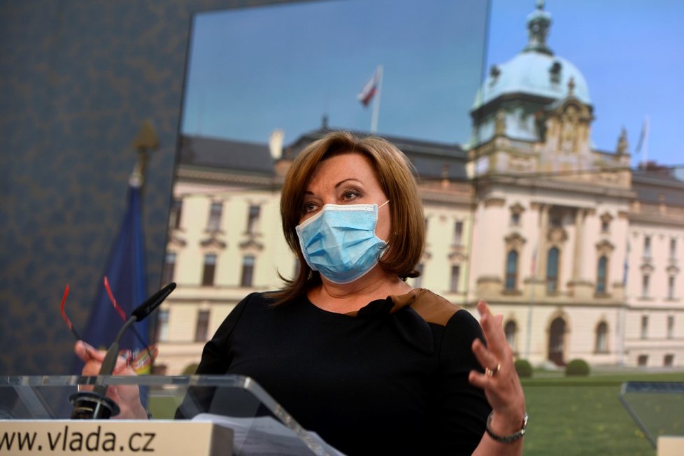 Ministryně financí Alena Schillerová (za ANO) na tiskové konferenci po jednání vlády (20. 4. 2020)