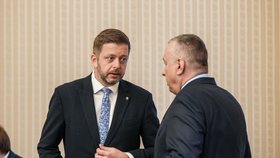 Diskuze ministrů Víta Rakušana a Jozefa Síkely v zasedacím sále, 18. října 2023.