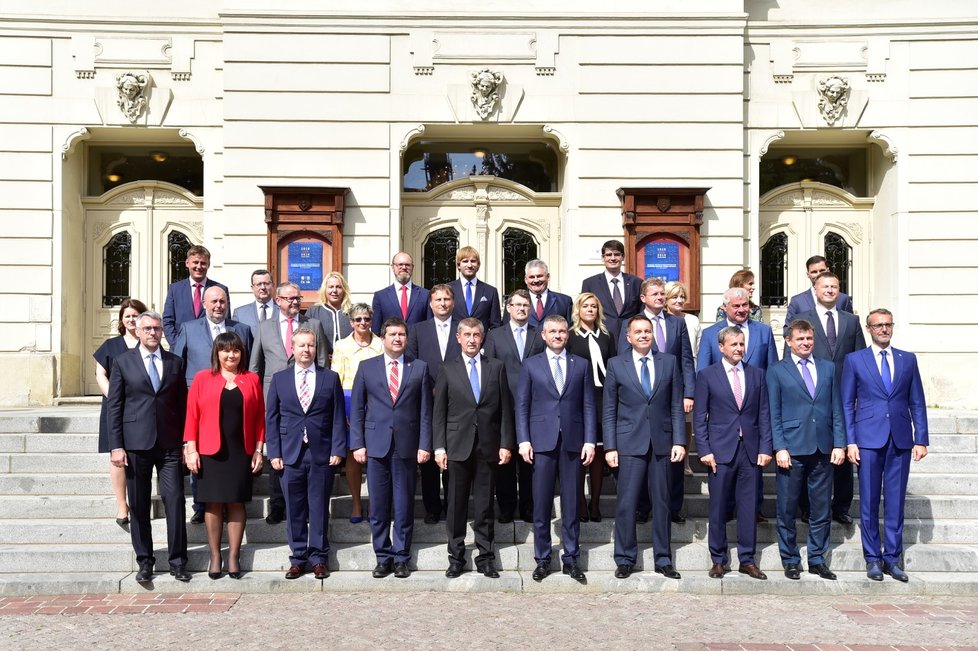 Společná fotka české a slovenské vlády po jednání v Košicích (17.9.2018)