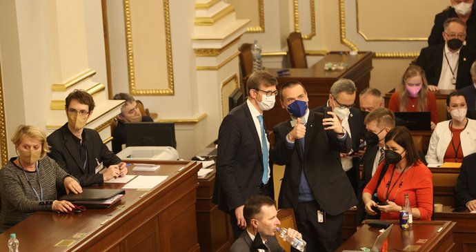 Ministři dopravy Martin Kupka a kultury Martin Baxa si po hlasování udělali selfie.