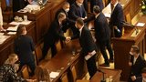 Falešná SMS hnala poslance do karantény. Provokace, zuří ODS. Ministerstvo povolává právníky