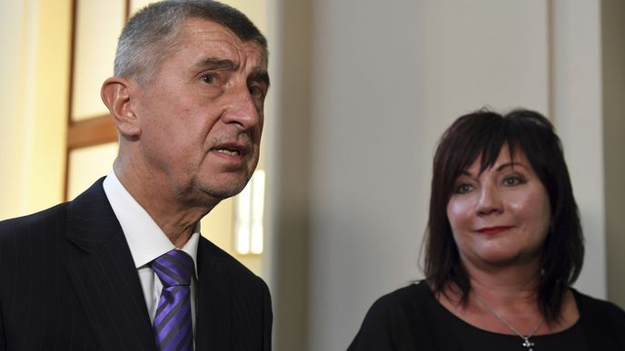 Ministryně financí v demisi Alena Schillerová a premiér v demisi Andrej Babiš (ANO).