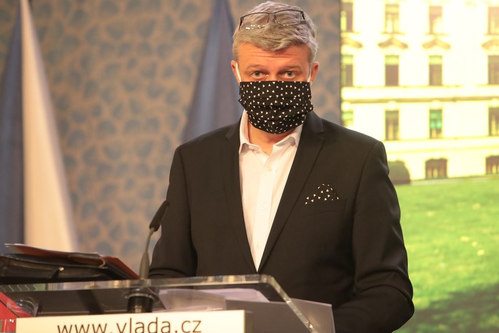 Ministr dopravy, průmyslu a obchodu Karel Havlíček (za ANO) na tiskové konferenci po jednání vlády (11.5.2020)