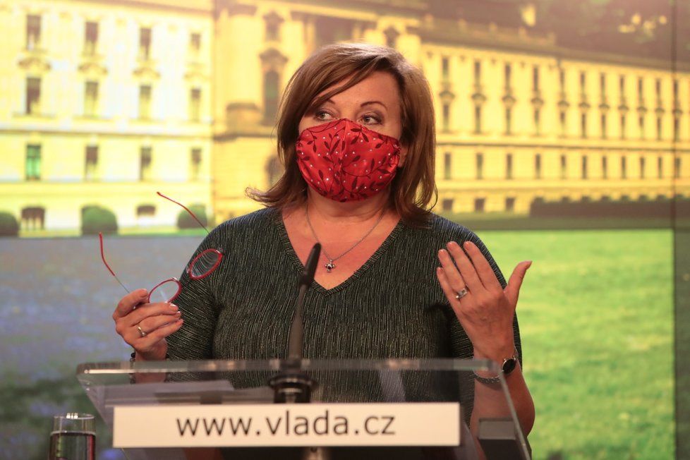 Ministryně financí Alena Schillerová (za ANO) na tiskové konferenci po jednání vlády (11. 5. 2020)