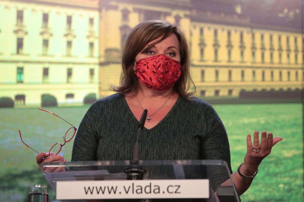 Ministryně financí Alena Schillerová (za ANO) na tiskové konferenci po jednání vlády (11.5.2020)