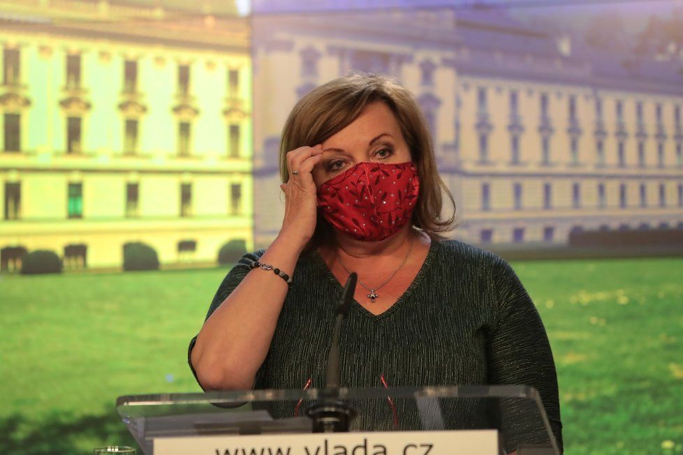 Ministryně financí Alena Schillerová (za ANO) na tiskové konferenci po jednání vlády (11.5.2020)