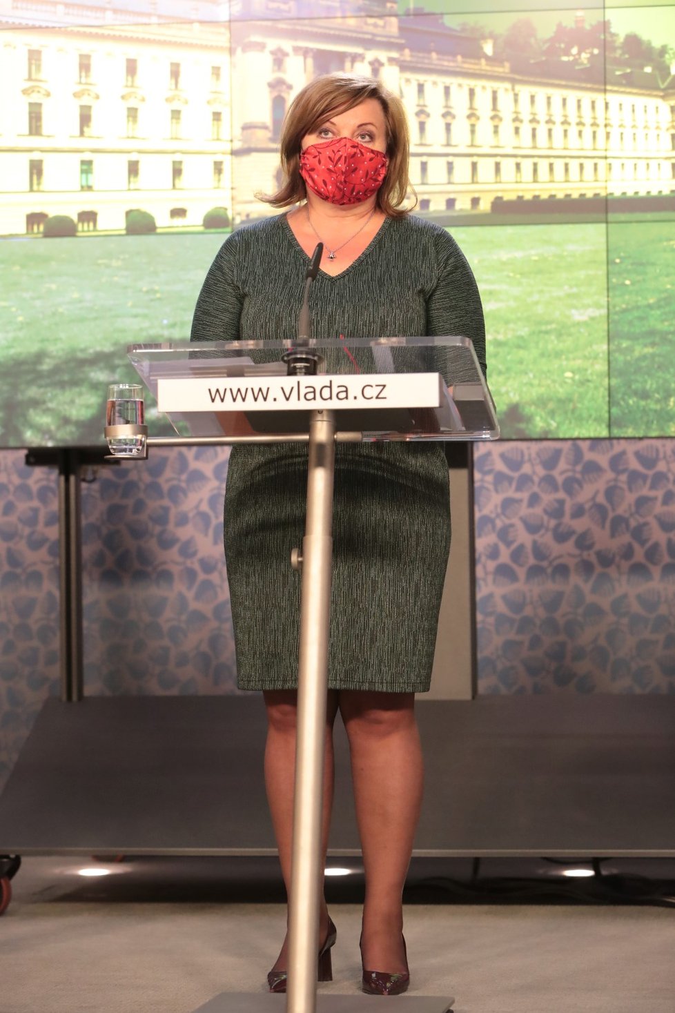 Ministryně financí Alena Schillerová (za ANO) na tiskové konferenci po jednání vlády (11.5.2020)