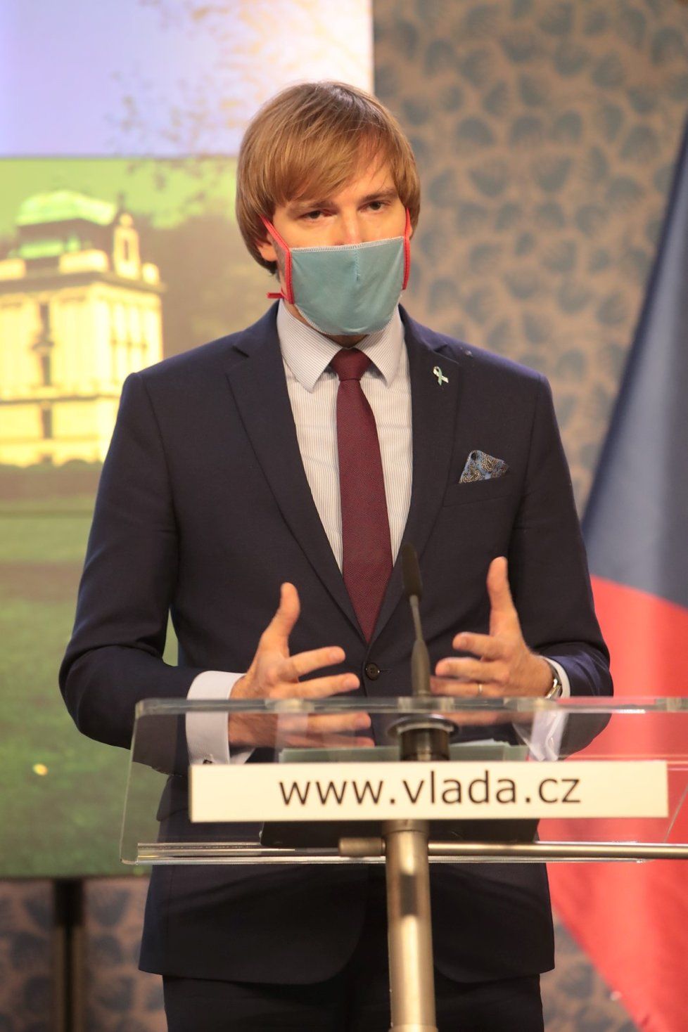 Ministr zdravotnictví Adam Vojtěch (za ANO) na tiskové konferenci po jednání vlády (11.5.2020)