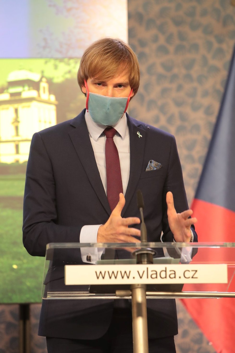 Ministr zdravotnictví Adam Vojtěch (za ANO) na tiskové konferenci po jednání vlády (11.5.2020)