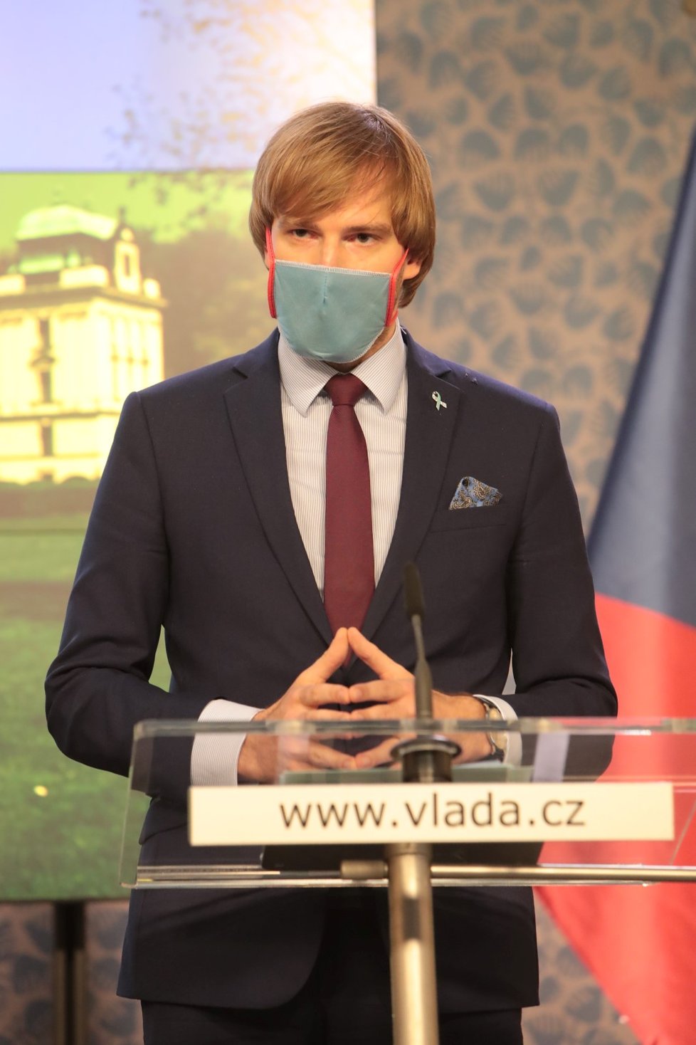Ministr zdravotnictví Adam Vojtěch (za ANO) na tiskové konferenci po jednání vlády (11. 5. 2020)