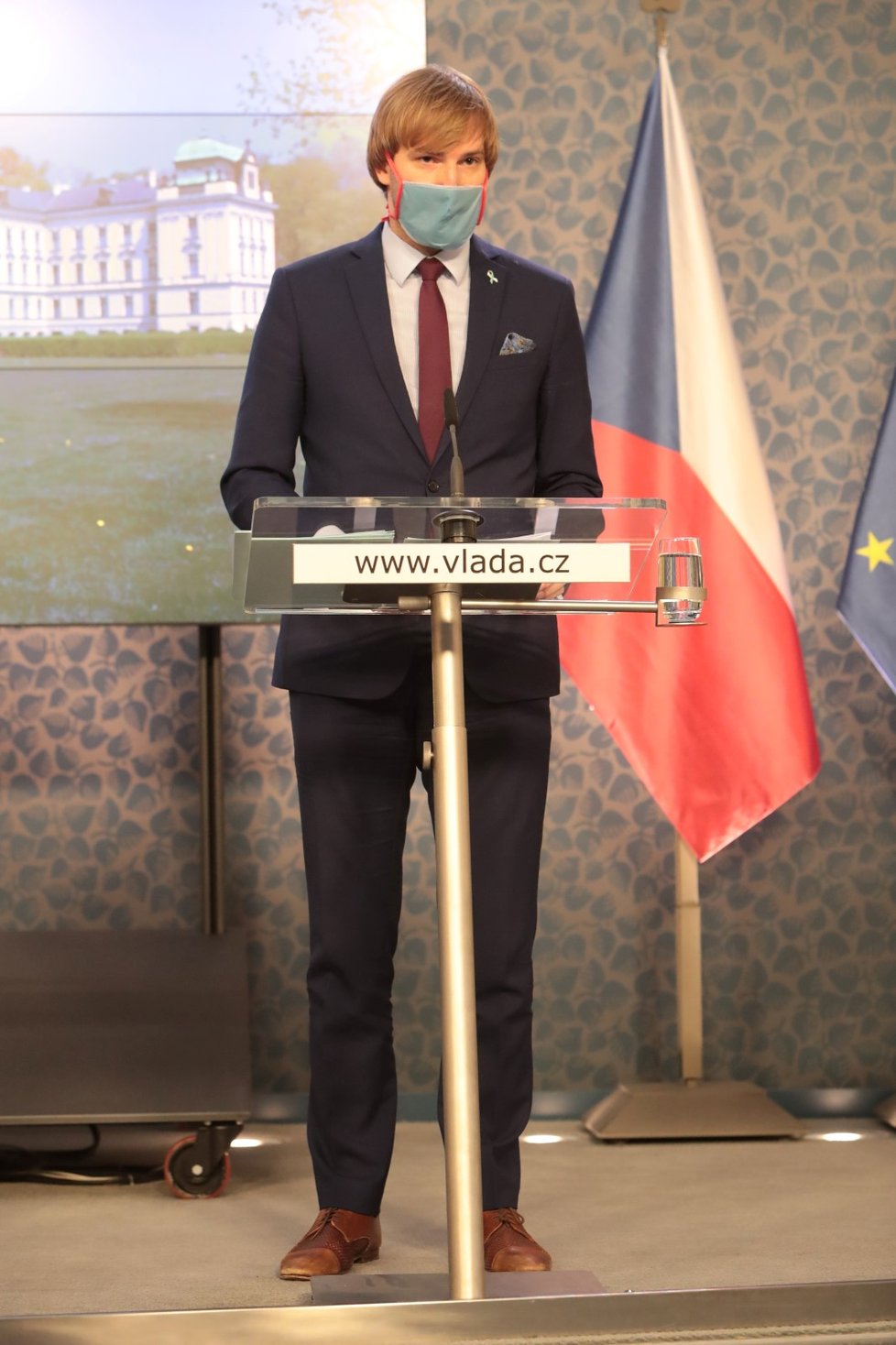 Ministr zdravotnictví Adam Vojtěch (za ANO) na tiskové konferenci po jednání vlády (11.5.2020)