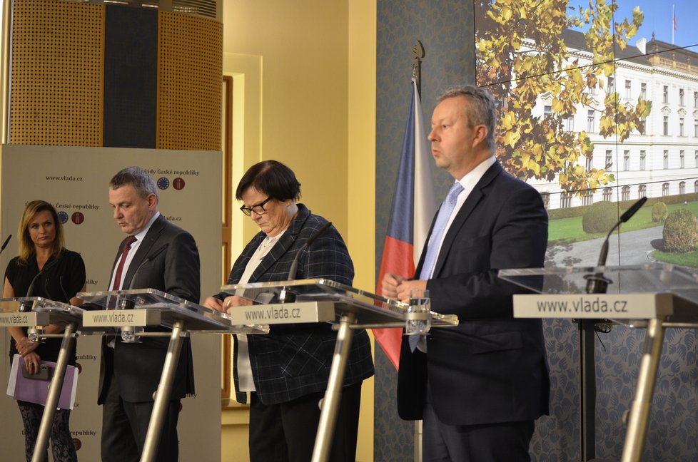 Zprava ministr životního prostředí Richard Brabec (ANO), ministryně spravedlnosti Marie Benešová (za ANO) a ministr kultury Lubomír Zaorálek (ČSSD) na  tiskové konferenci na Úřadě vlády (9. 12. 2019)