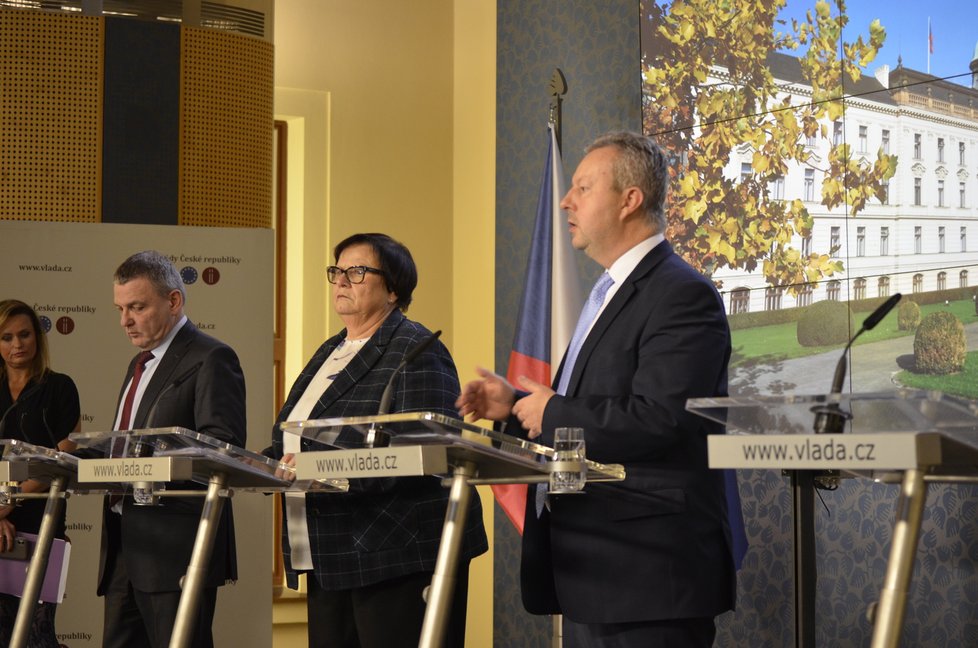 (zprava) Ministr životního prostředí Richard Brabec (ANO), ministryně spravedlnosti Marie Benešová(za ANO) a ministr kultury Lubomír Zaorálek (ČSSD) na tiskové konferenci na Úřadě vlády (9. 12. 2019)