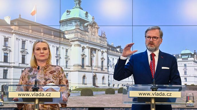 Ministryně obrany Jana Černochová a premiér Petr Fiala na tiskové konferenci vlády.