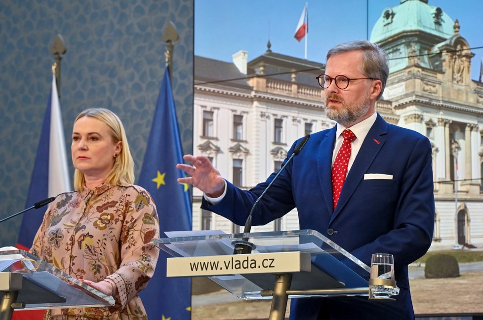 Premiér Petr Fiala a ministryně obrany Jana Černochová vystoupili na tiskové konferenci po schůzi vlády (9. 3. 2022)