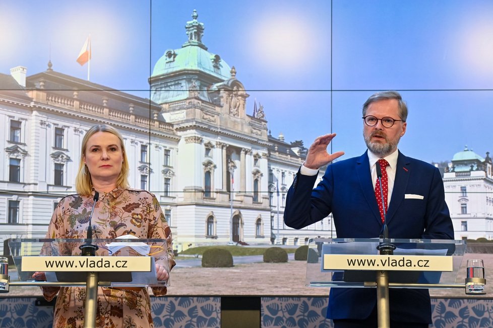 Premiér Petr Fiala a ministryně obrany Jana Černochová vystoupili na tiskové konferenci po schůzi vlády (9. 3. 2022).