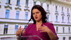 Ministryně práce a sociálních věcí Jana Maláčová (ČSSD) hovoří na tiskové konferenci po jednání vlády. (20. 7. 2020)