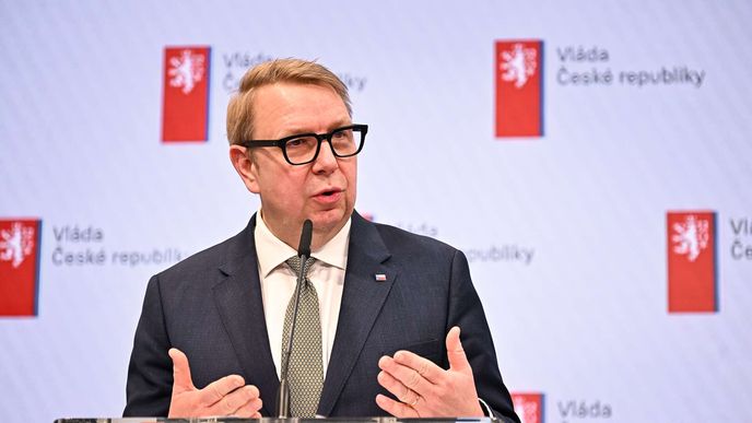 Stáří, jak vidíme na peněženkách současných seniorů, je opravdu dražší i z hlediska pobytových služeb,“ říká šéf rezortu práce Aleš Juchelka (ANO). Stáří, jak vidíme na peněženkách současných seniorů, je opravdu dražší i z hlediska pobytových služeb,“ říká šéf rezortu práce Aleš Juchelka (ANO).