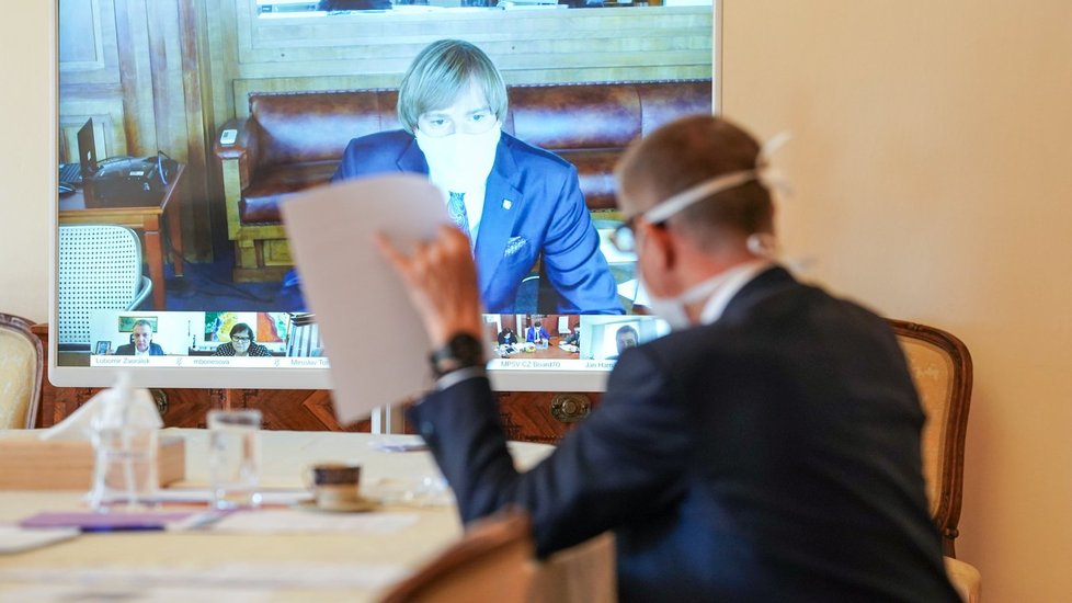 Videokonference Vlády ČR. Na snímku premiér Andrej Babiš (ANO) a ministr zdravotnictví Adam Vojtěch (za ANO)