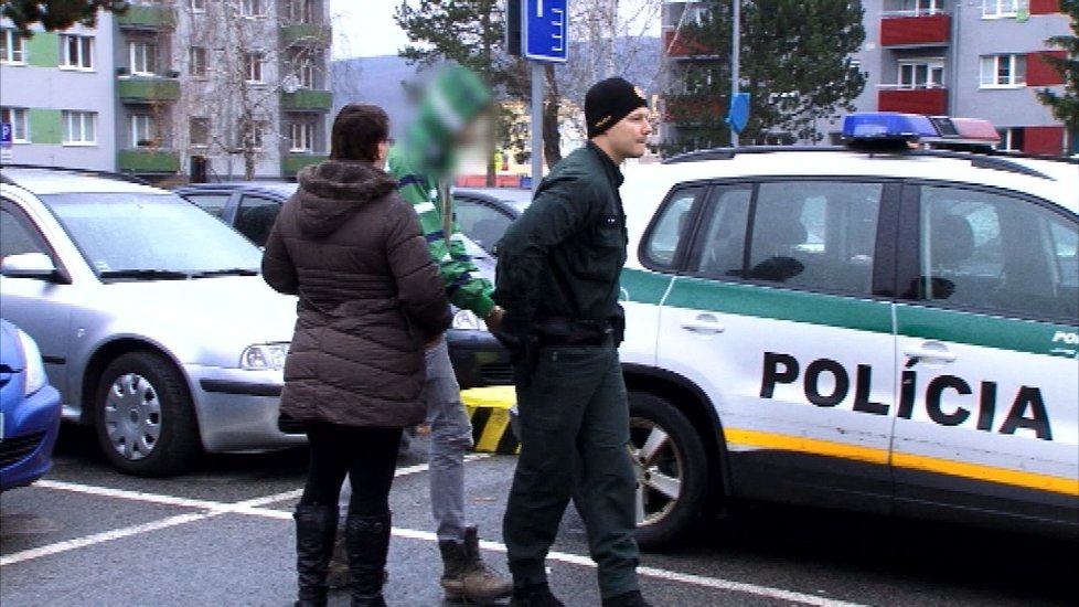 Vláďu (15) přivádějí policisté k soudu. Obviněn je za zabití jmenovce Vladimíra (†49).