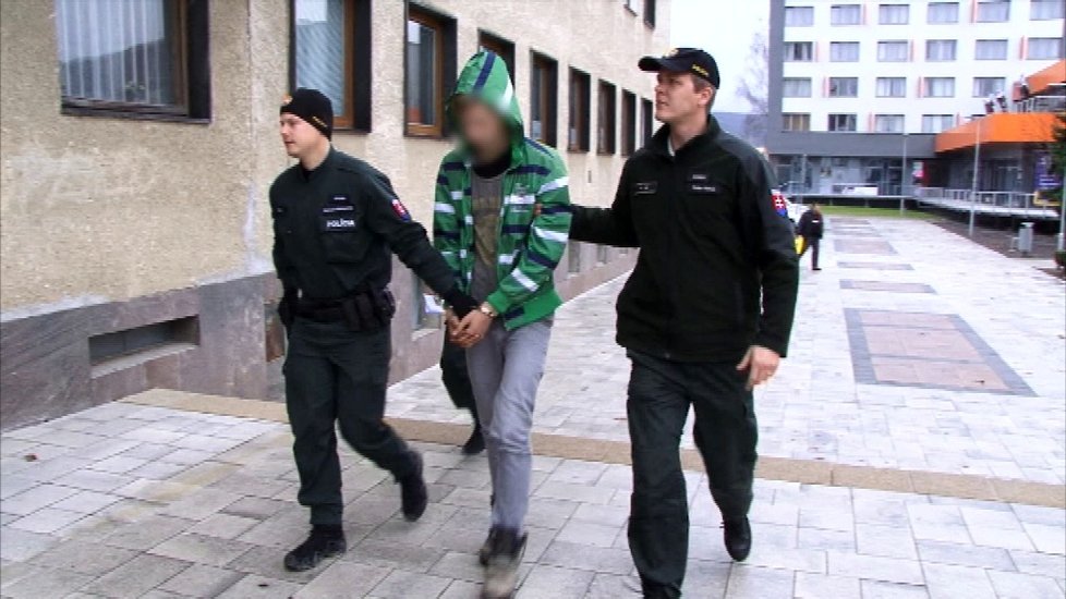 Vláďu (15) přivádějí policisté k soudu. Obviněn je za zabití jmenovce Vladimíra (†49).