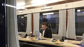 Sobotkova vláda vyrazila na výjezdní zasedání do Ústí vlakem: Ministr zemědělství Marian Jurečka