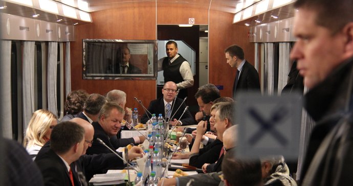 Sobotkova vláda vyrazila na výjezdní zasedání do Ústí vlakem.