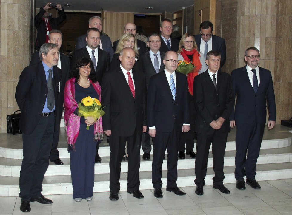 Sobotkův kabinet na výjezdním zasedání. S červenou kravatou ústecký hejtman Bubeníček (KSČM)