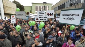 Stovky horníků přivítaly Sobotkovu vládu s požadavkem zrušení limitů těžby hnědého uhlí na severu Čech.