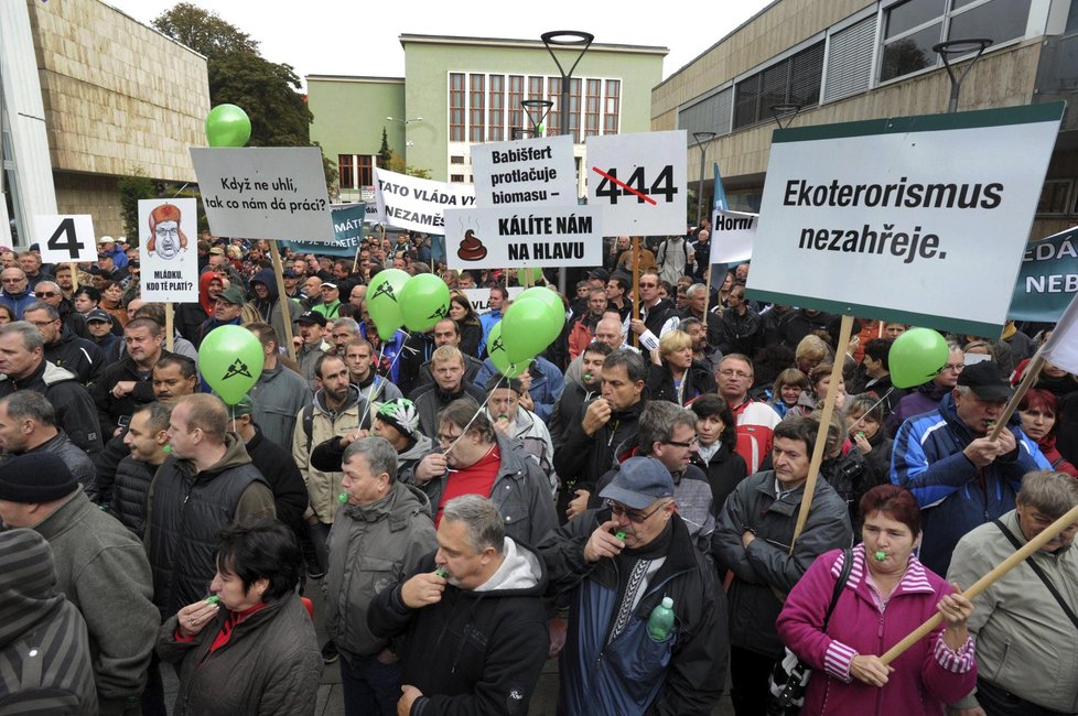 Stovky horníků přivítaly Sobotkovu vládu s požadavkem zrušení limitů těžby hnědého uhlí na severu Čech.