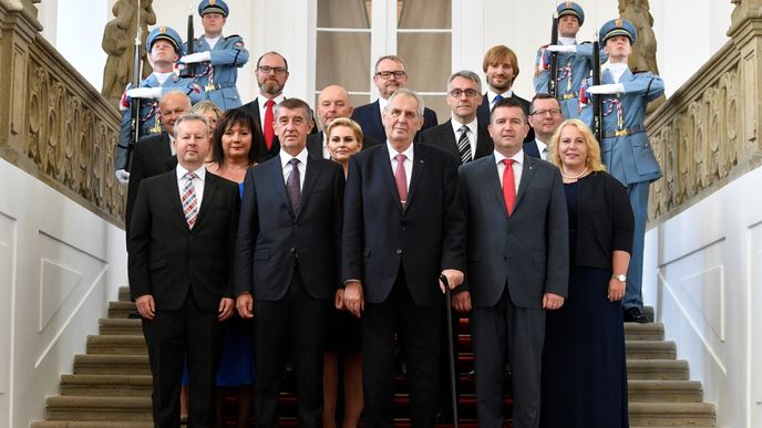 Druhá vláda Andreje Babiše na společné fotografii s prezidentem Milošem Zemanem