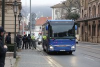 První krok Babišovy vlády: Sedla do autobusu směr Strakovka! Vítal je Fiala