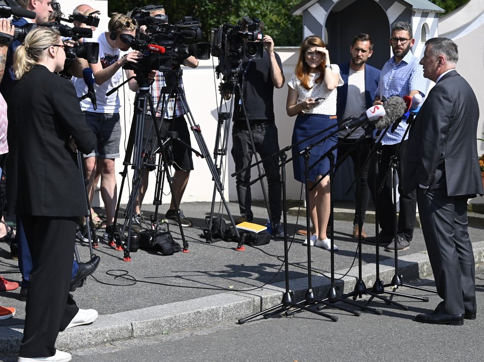 Vladimír Balaš hovoří s novináři po setkání s prezidentem Milošem Zemanem (28.6.2022).