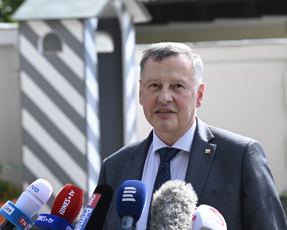 Vladimír Balaš hovoří s novináři po setkání s prezidentem Milošem Zemanem (28.6.2022)