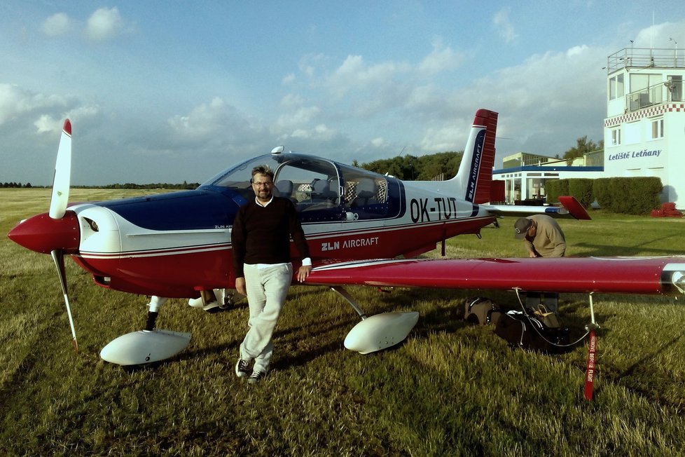 Náměstek ministra průmyslu a obchodu Mládka Vladimír Bärtl je velký fanoušek letectví i aktivní pilot.