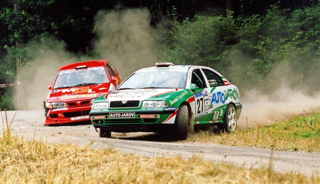 Závodit nikdy nepřestal. V letech 2007, 2008 a 2009 byl mistrem republiky v Rallye Super Sérii. Dodnes je za podporu vděčný sponzorovi Auto Jarov. Na snímku situace, kdy na trati rychlostní zkoušky dohnal auto startující minutu před ním.