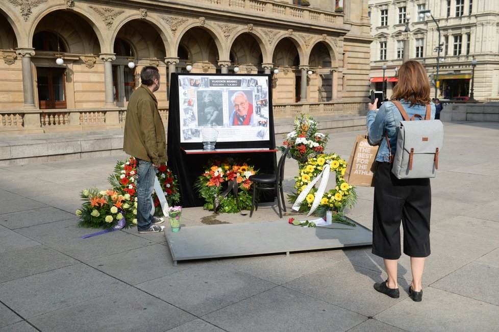 Na piazzettě Národního divadla se lidé loučí s Vladimírem Brabcem.