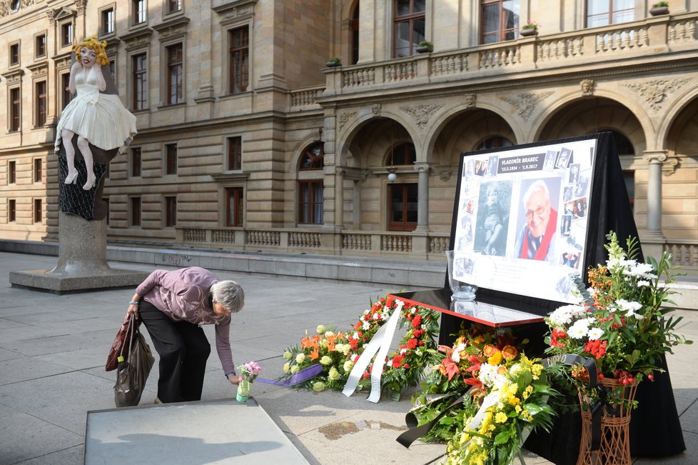 Na piazzettě Národního divadla se lidé loučí s Vladimírem Brabcem.