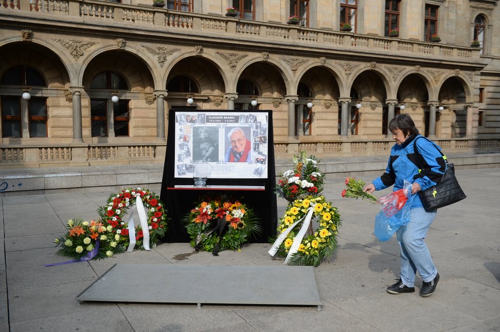 Na piazzettě Národního divadla se lidé loučí s Vladimírem Brabcem