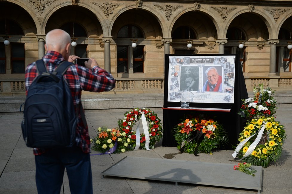 Na piazzettě Národního divadla se lidé loučili s Vladimírem Brabcem