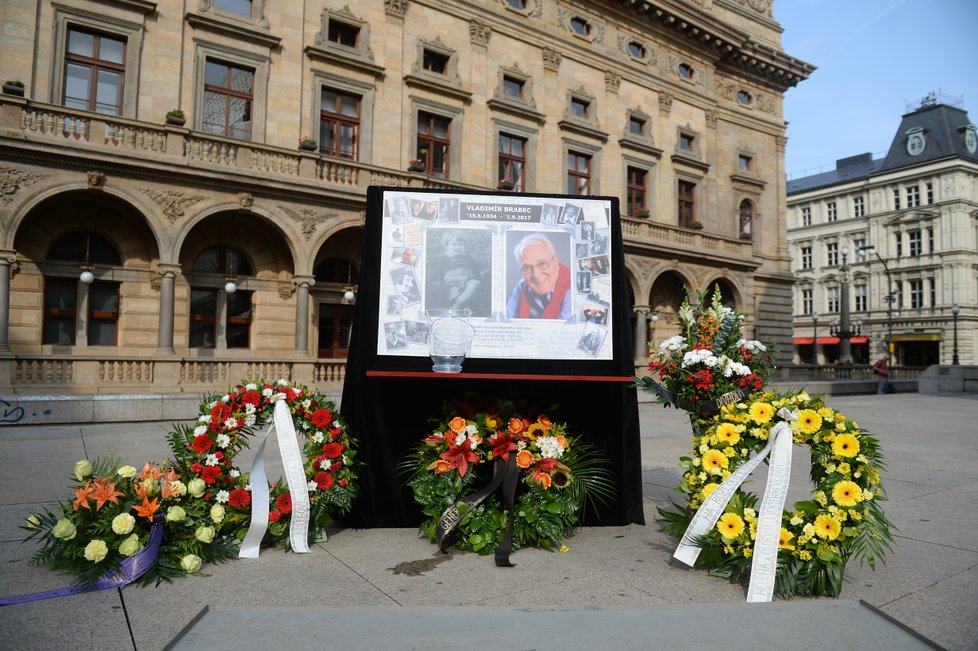 Na piazzettě Národního divadla se lidé loučí s Vladimírem Brabcem.