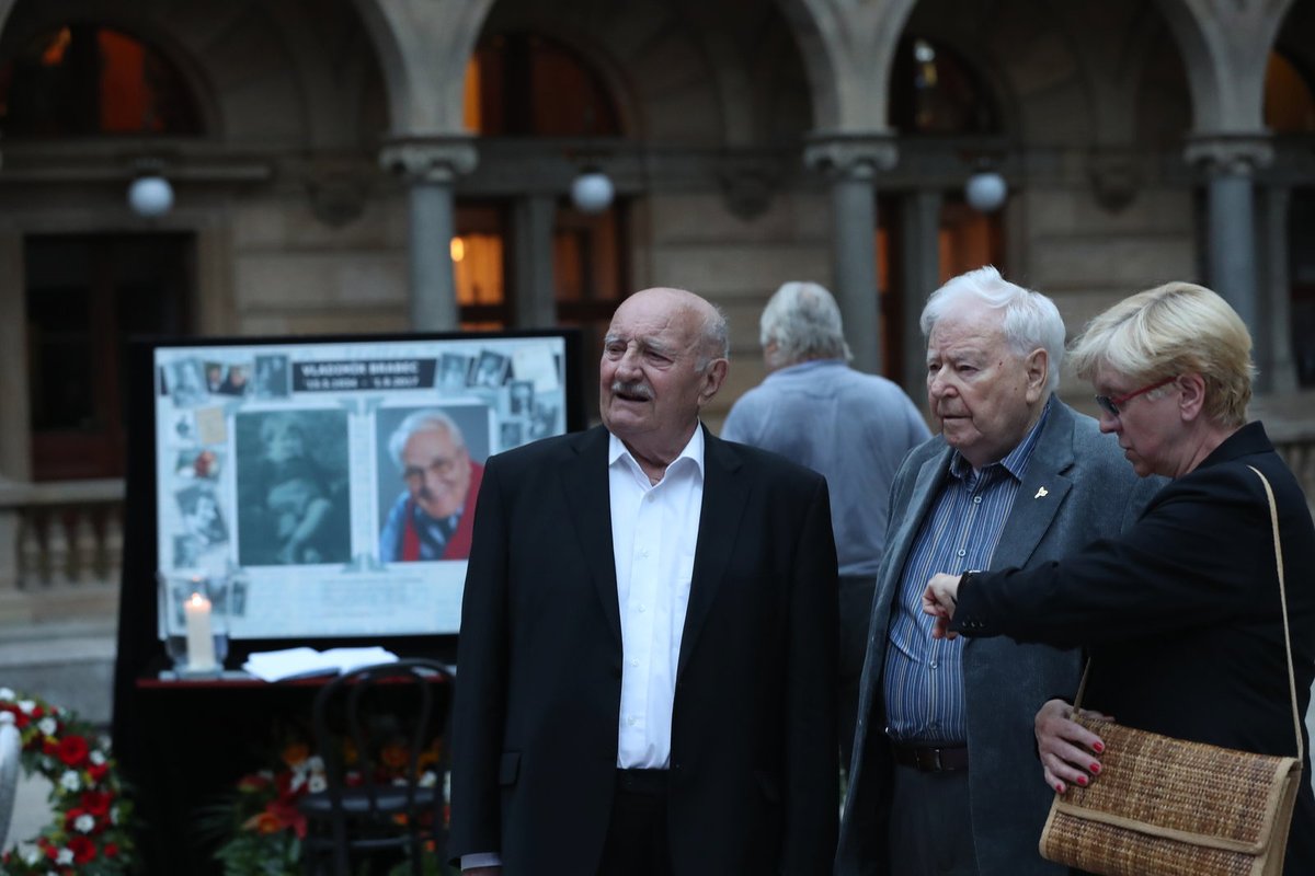 Josef Somr (83):  To, že byl Vladimír úžasný člověk, potvrdil svou přítomností i herec. Do společnosti už totiž Somr téměř nechodí. Vedle něj je režisér Karel Weinlich (87).