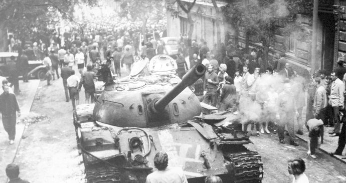 1968 - Ruské tanky přijely do Prahy kvůli údajné kontrarevoluci.