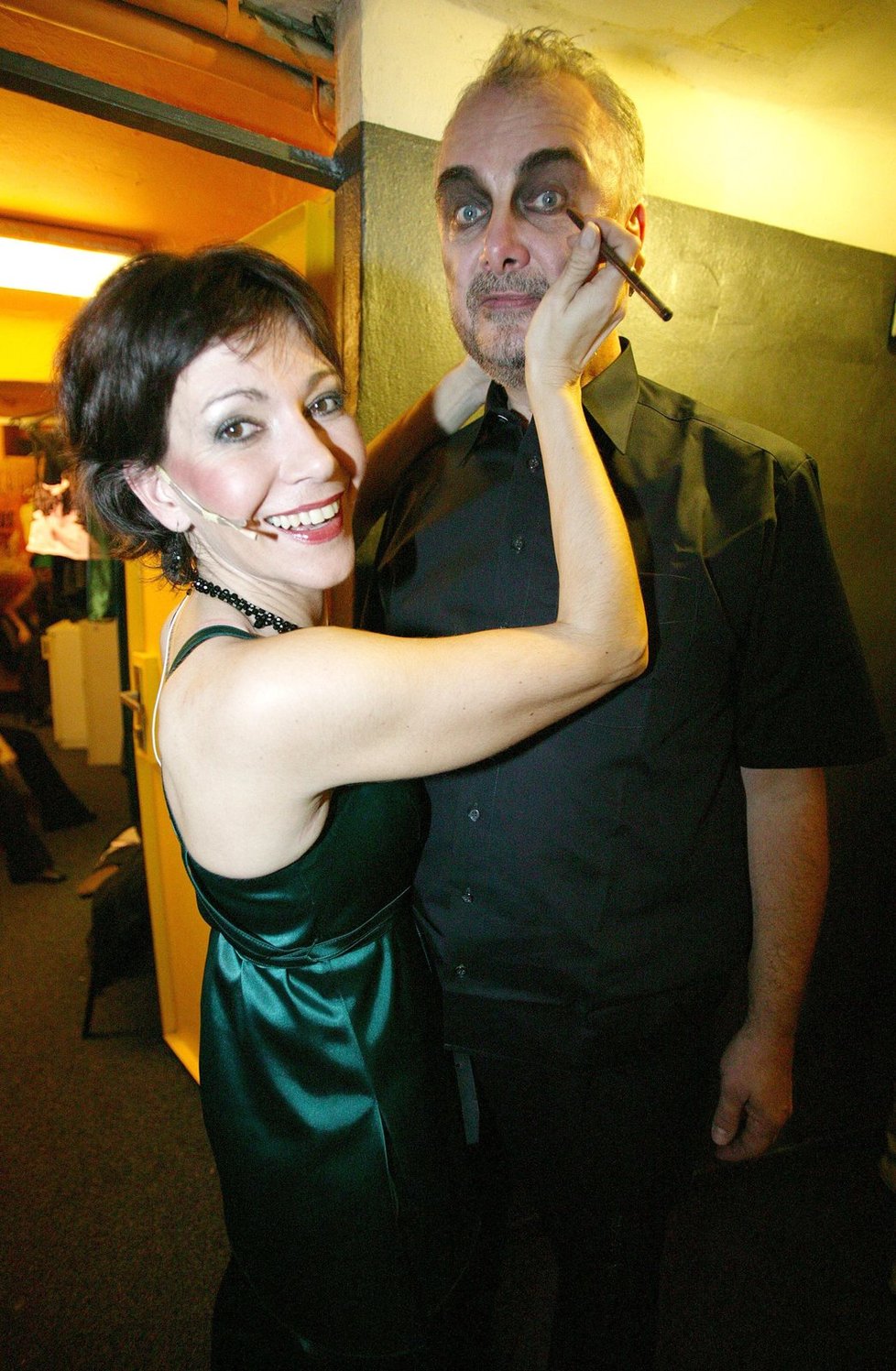 Míša Dolinová upravuje masku Vladimíra Čecha před vystoupením Kabaretu Irma.