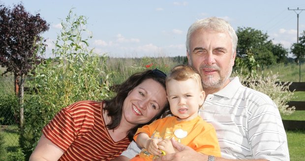Zasloužilý otec Vladimír Čech s manželkou Miladou a nejmladším synem Matějem